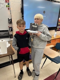 6th grade students in Mrs. Lee's science class took on a fun and festive STEM Challenge today! 🍂🏗️