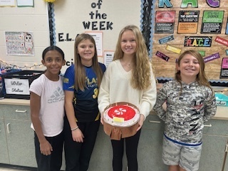 6th grade students in Mrs. Lee's science class took on a fun and festive STEM Challenge today! 🍂🏗️