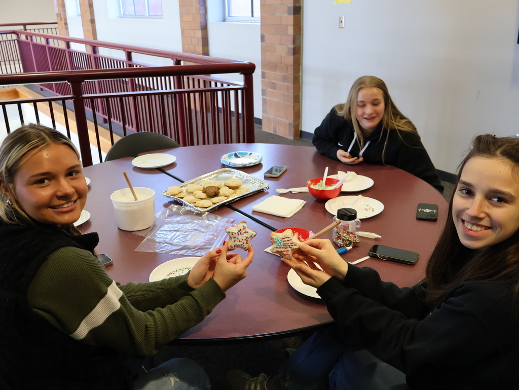 BTHS students decorating cookies