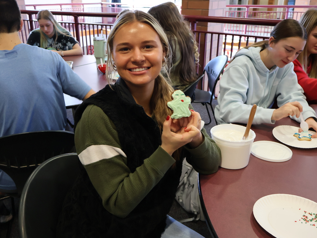 BTHS students decorating cookies