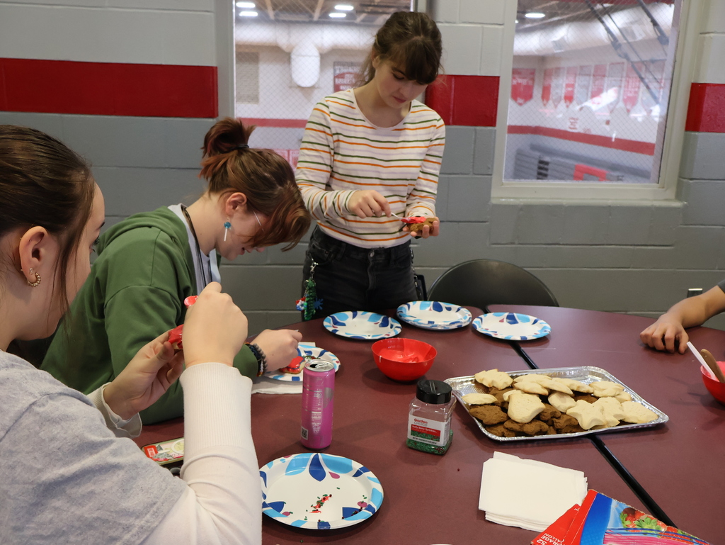 BTHS students decorating cookies