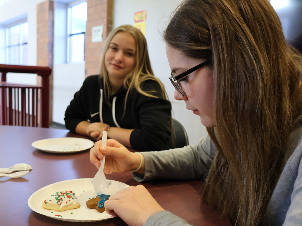 BTHS students decorating cookies