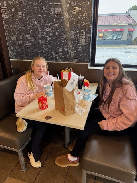 Some of Mrs. Starline’s students celebrated their excellent second-quarter behavior with a well-earned lunch at McDonald’s! 🍟👏