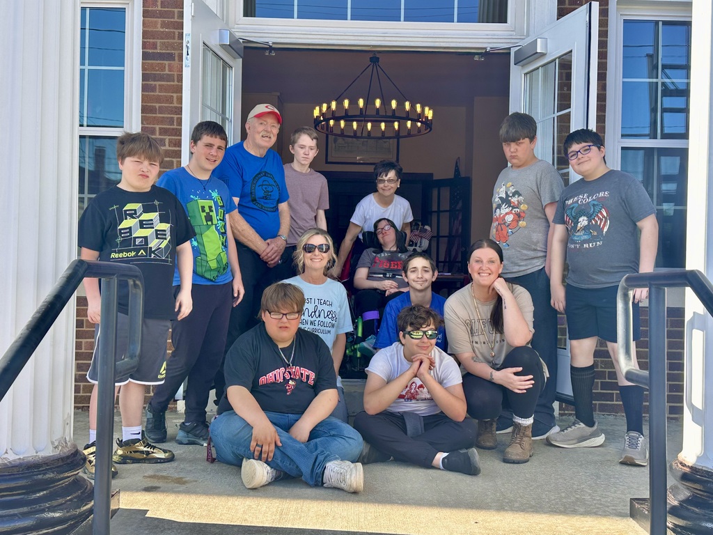 Students enjoyed the opportunity to learn from Steve Newman firsthand! Steve walked with them to the Bethel Historic Museum, shared adventures of his walk around the world, and explained the story behind each item. This was followed by a picnic at Burke Park.