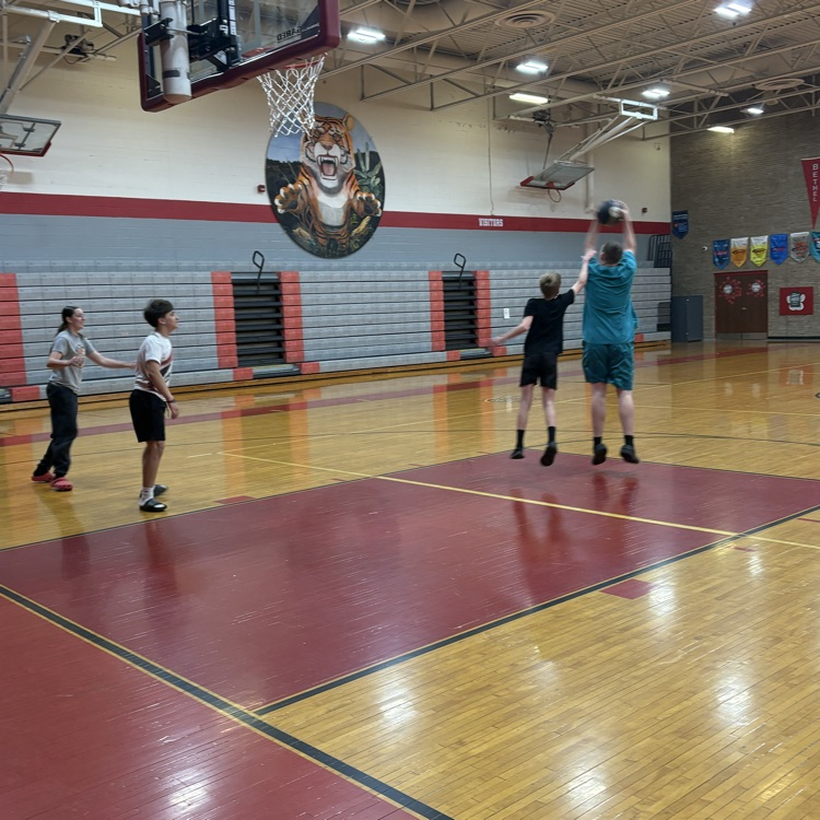 Ms. Valentine’s students cashed in the reward tickets they earned throughout the school year for some basketball fun this week! 🏀 Students enjoyed playing 2v2, Around the World, and P.I.G. while celebrating all their hard work and positive choices!