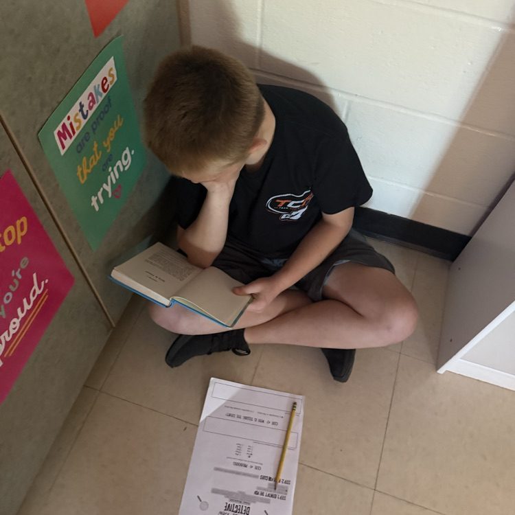 5th graders became POV detectives! They investigated the point of view in their independent reading books and used evidence from the text to back up their thinking. 🕵️