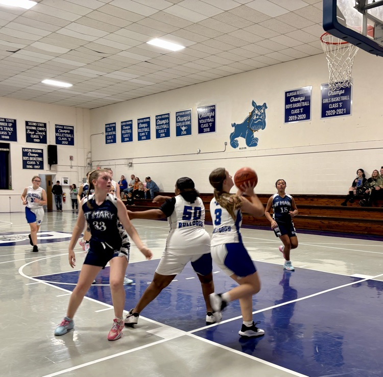 player going to the hoop 