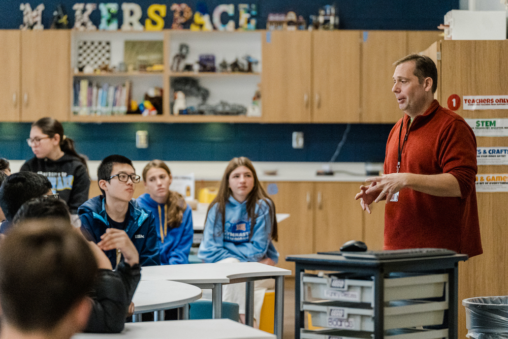 Verdi speaking to students