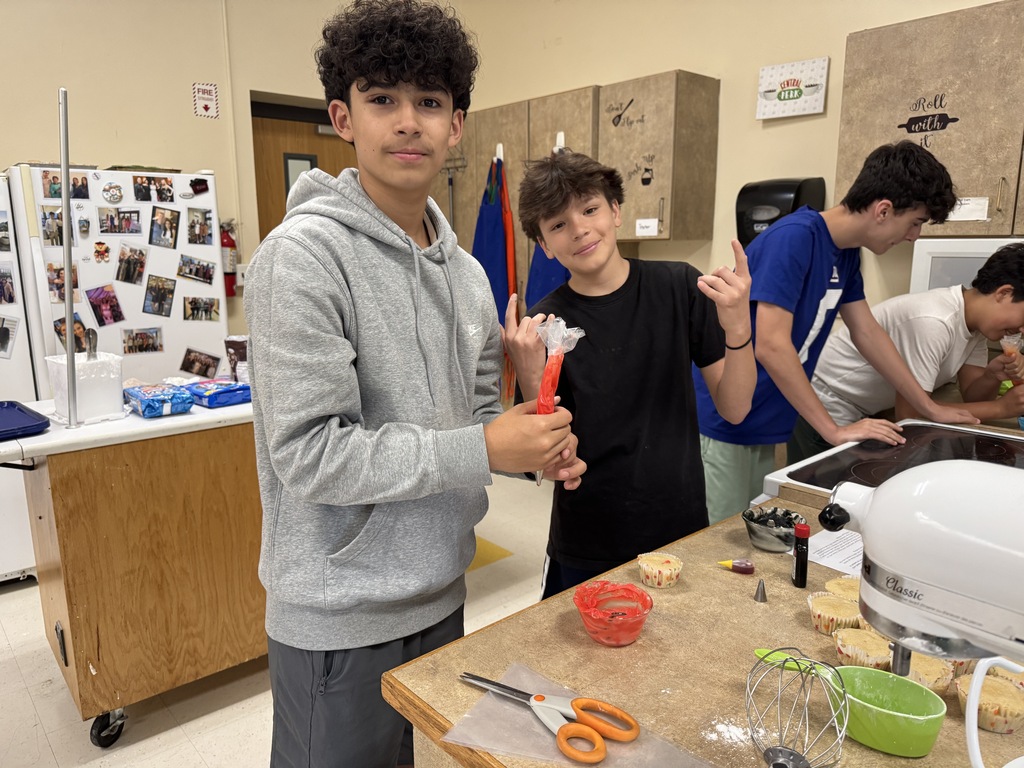 Ms. Sciara's 8th grade FACS students preparing for the Cupcake Wars