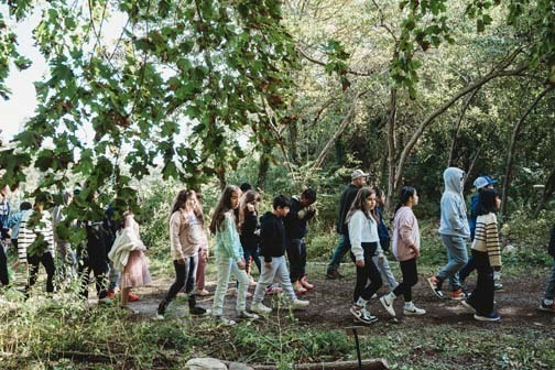  Fourth graders from all three Bethpage elementary schools – Charles Campagne, Kramer Lane, and Central Boulevard – enjoyed an engaging field trip to the Nature Discovery Gardens at Bethpage State Park last week.