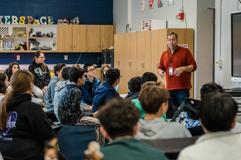 Verdi speaking to students