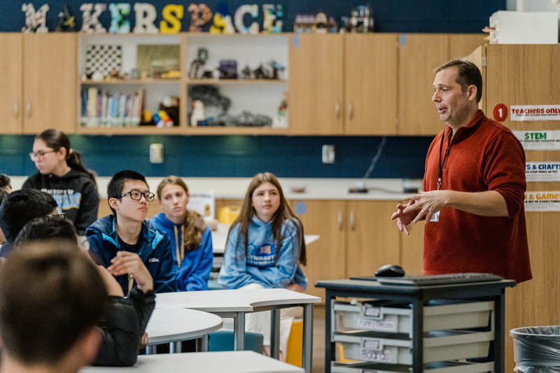 Verdi speaking to students