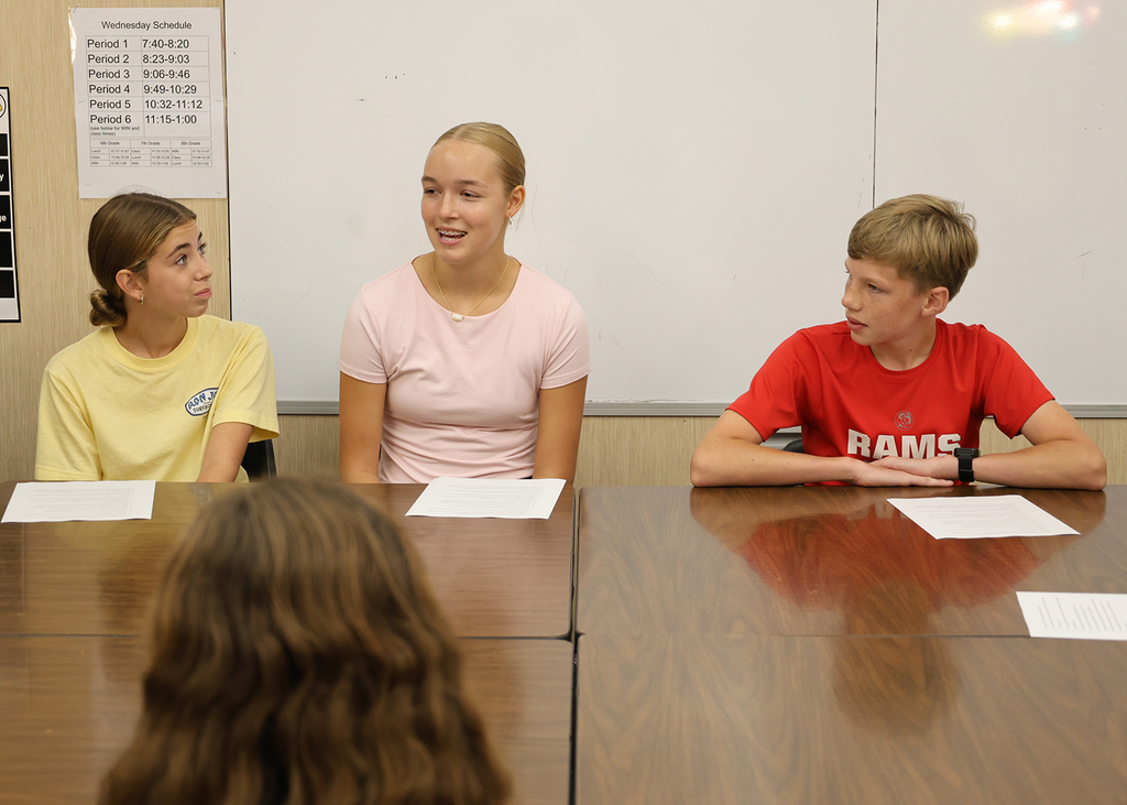 Justice Oxley visits with MS students