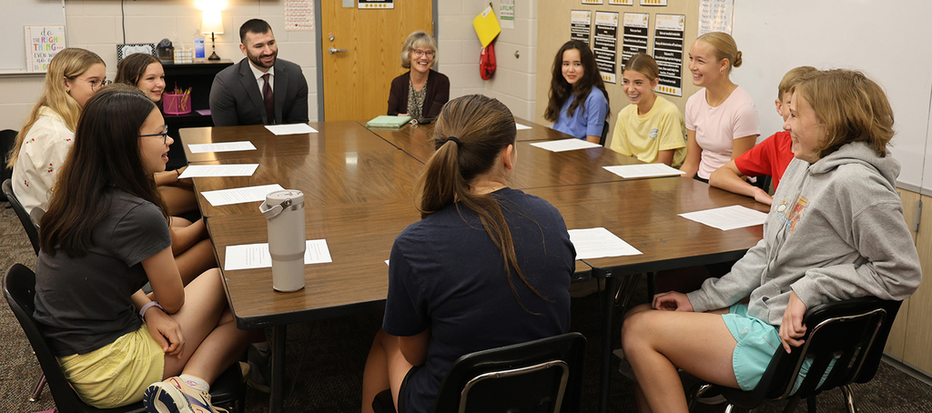 Justice Oxley visits with MS students