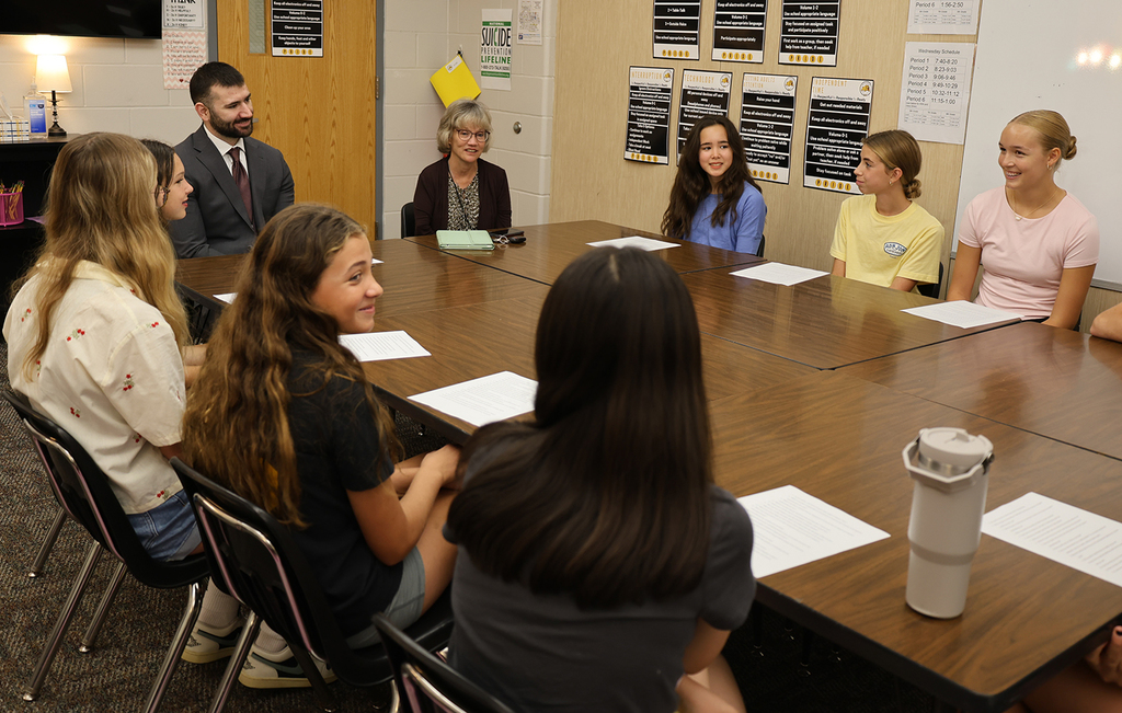 Justice Oxley visits with MS students