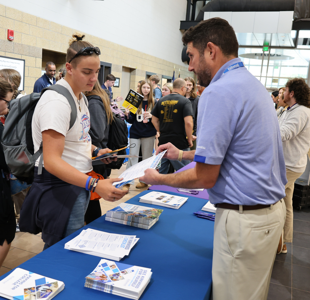 Student visiting with a college rep