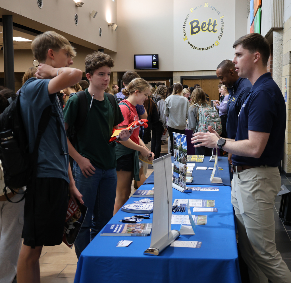 Student visiting with a college rep