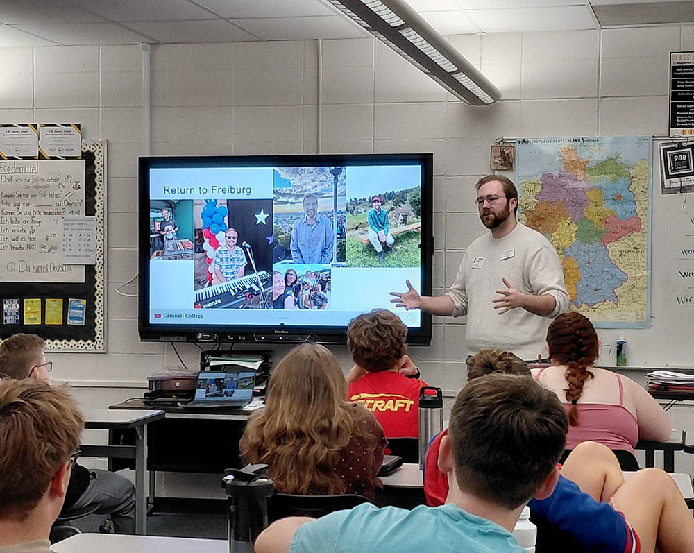 Will Leubke speaks with students about returning to Freiburg
