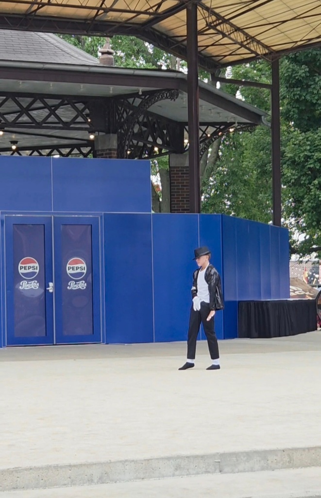 Liam perfoming on stage duing the Michael Jackson walk