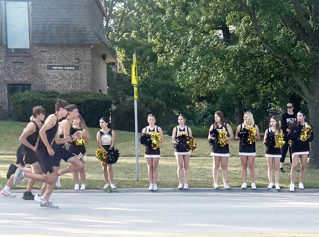XC boys getting ready to race with BHS cheer along the route