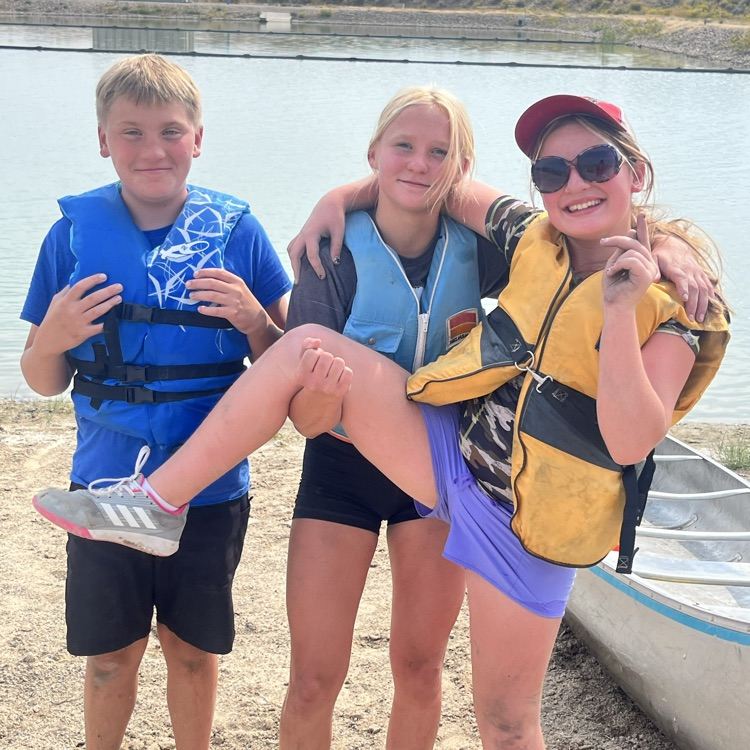 winners in heat 1 of canoe race