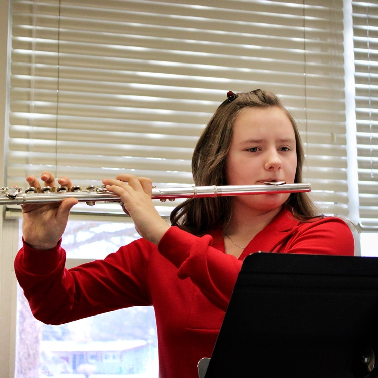Kelsey performs a solo with a piece of music from the stage show āKaā.