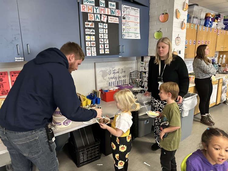 kids eating ice cream