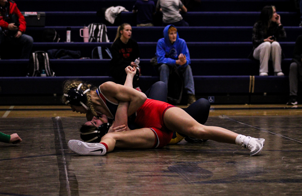 Darriana Thomas wrestling