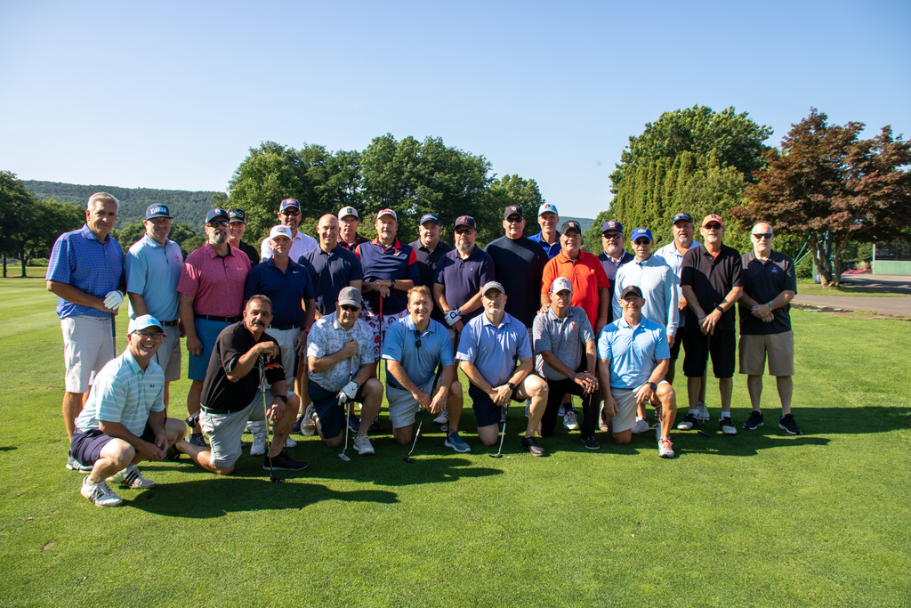 alumni from the binghamton and union endicott baseball teams pose for a photo on the first tee box at enjoie golf course