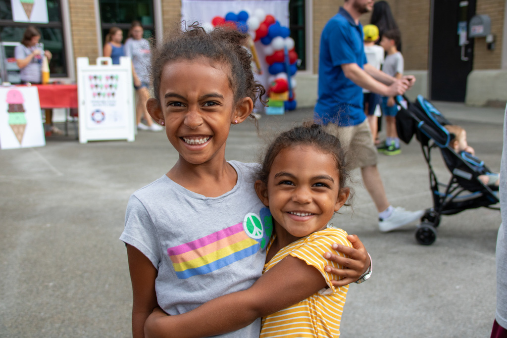tj student and her sister pose for photo