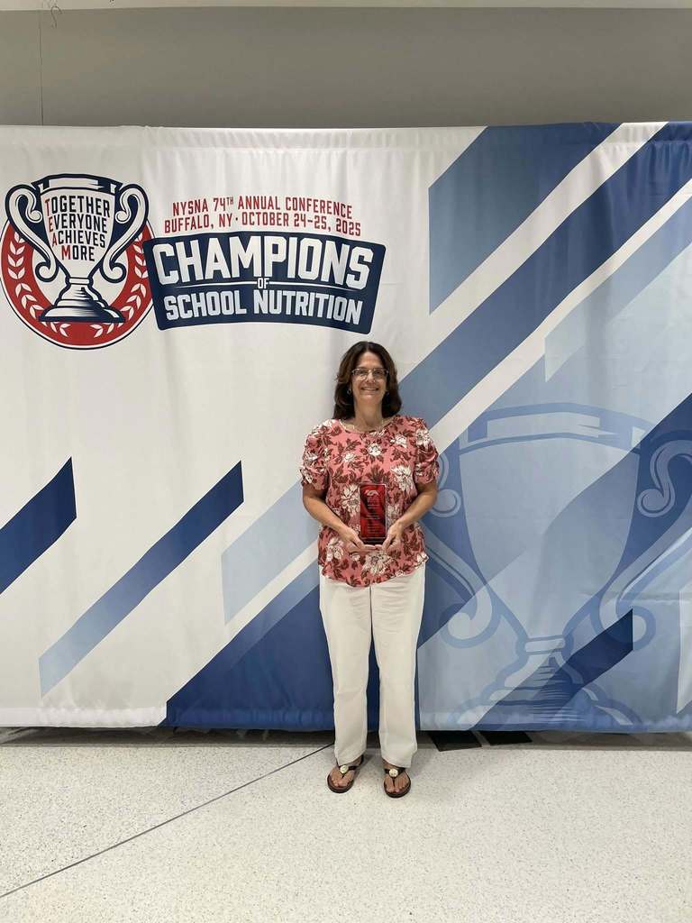 terri mcmahon with award