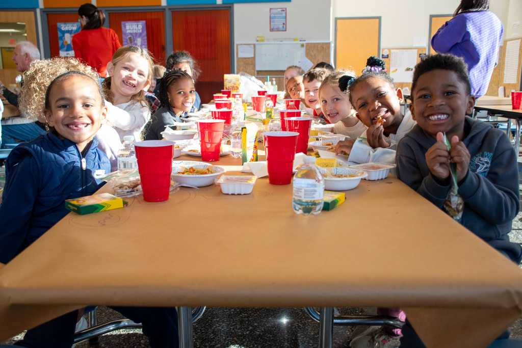 macarthur first grade students eat thanksgiving meal together