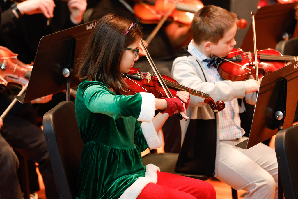wilson students play violin