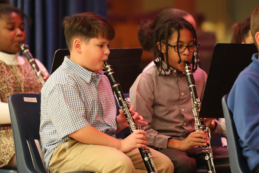 roosevelt students play clarinets
