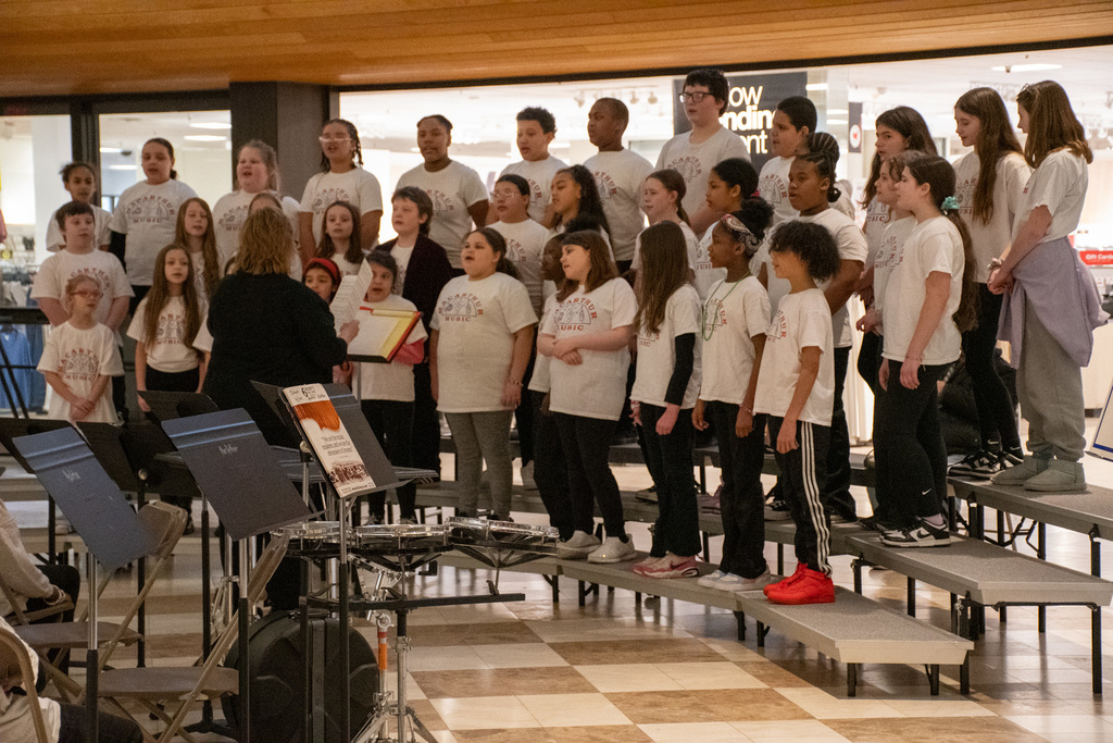 macarthur chorus students sing at oakdale commons