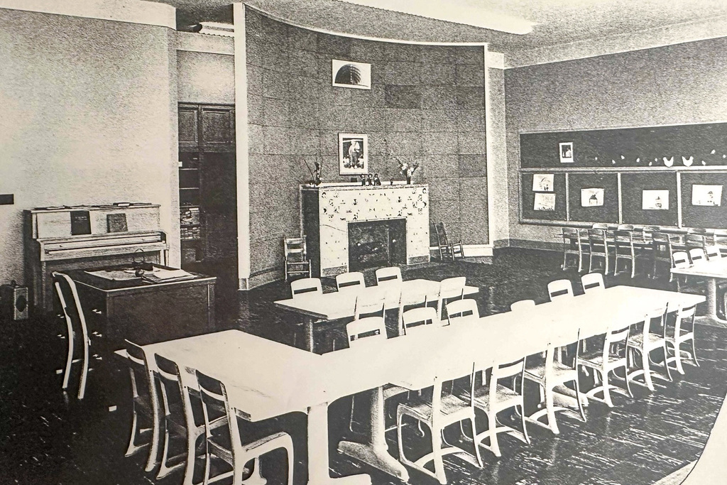 1950s photo of calvin coolidge classroom with fireplace