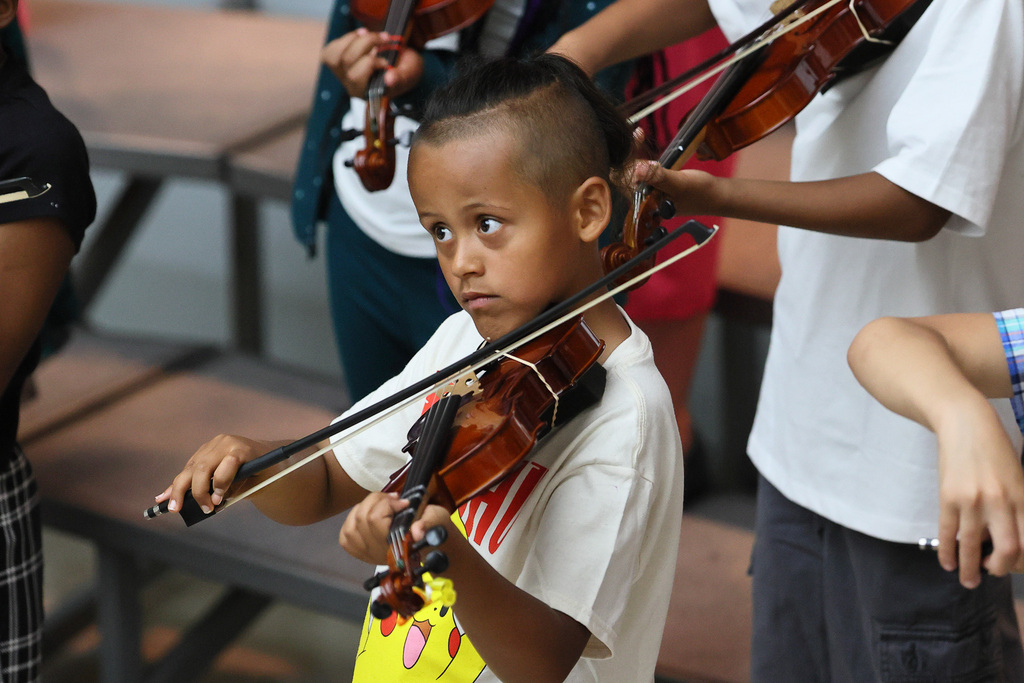 woodrow wilson student plays violin