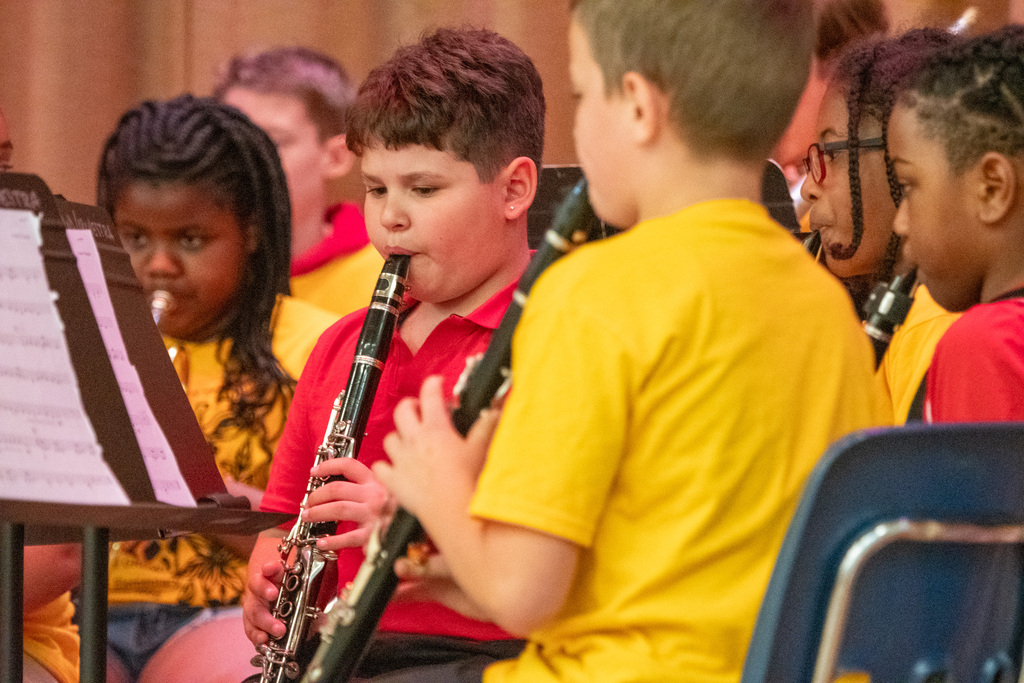 roosevelt students play clarinets