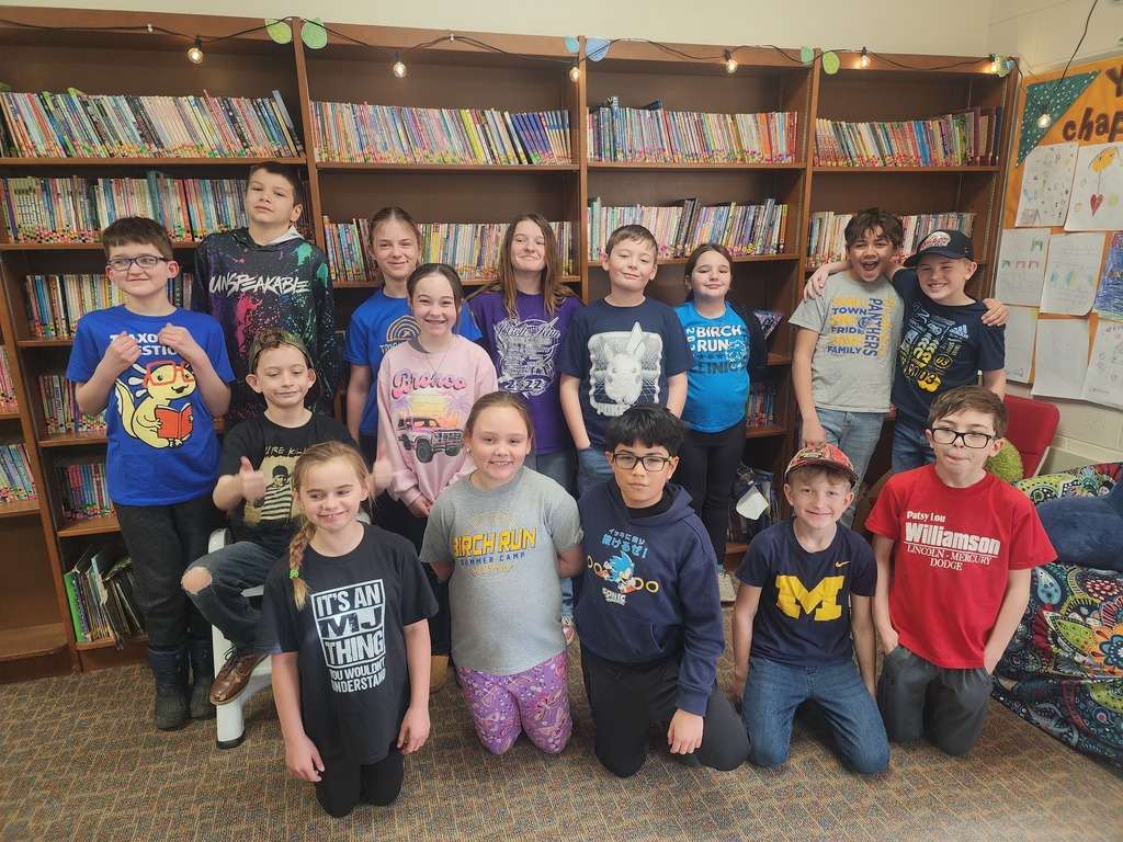 4th grade students wear shirts and hats with words 