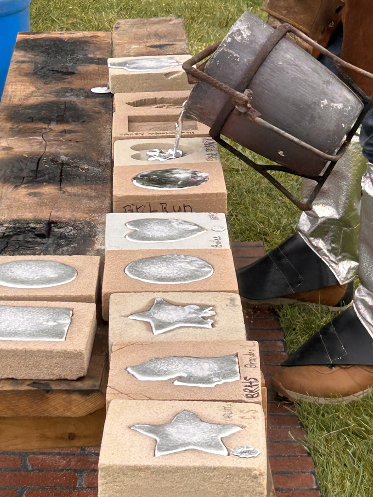 pouring aluminum