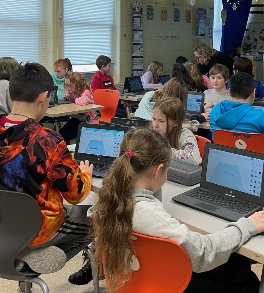 4th grade students using TinkerCAD to create keychains