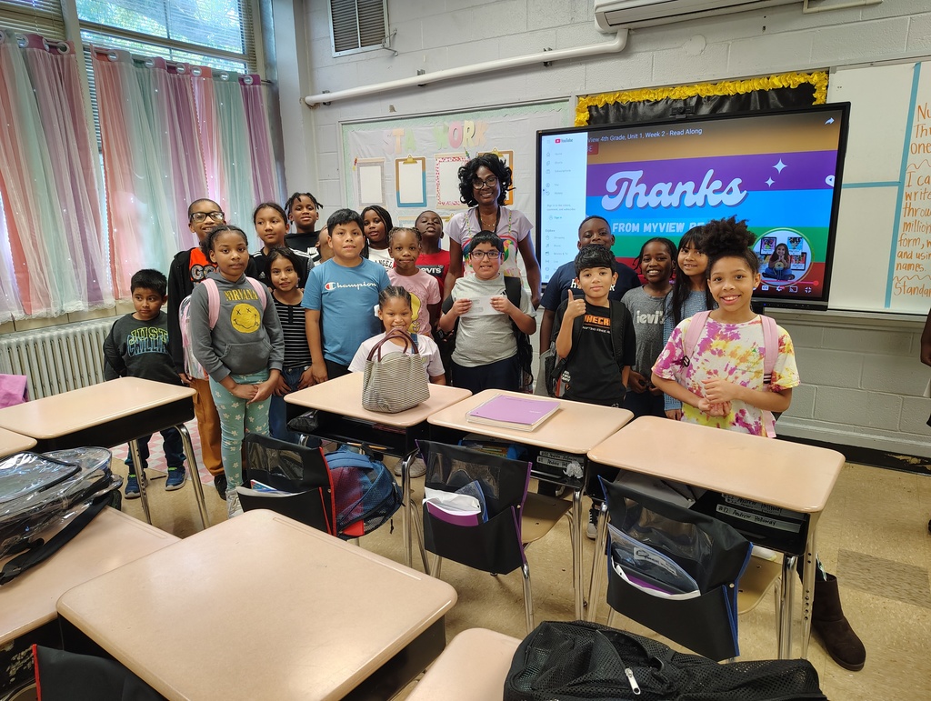 Ms. Holmans 4th grade class standing around Mrs. Lawson