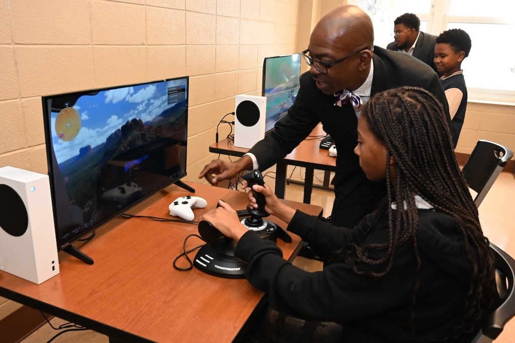 Inglenook Principal Dr. Steve Brown helps a student get started with the simulator. 