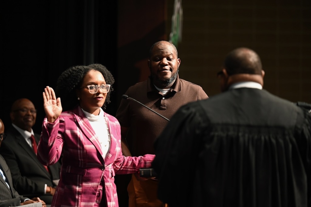 District 6 Representative Leticia Harvill takes the oath of office.