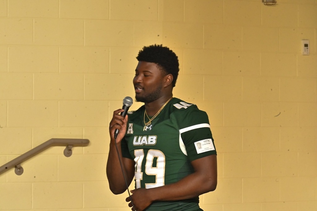 Jacoby talks to the kids