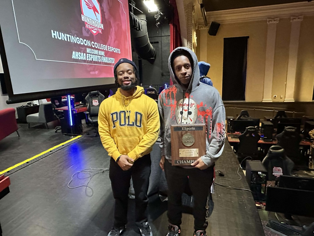 Wenonah Dragons E-Sports Coach Jeremiah Lee and Amari Megginson