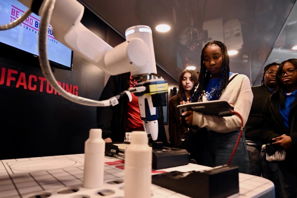 Ramsay scholars at a robot exhibit on the Be Pro, Be Proud Alabama mobile workshop