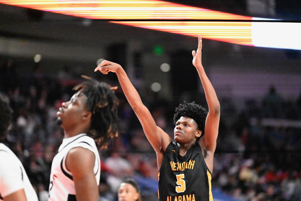 Brendan Davis shoots against Sylacauga