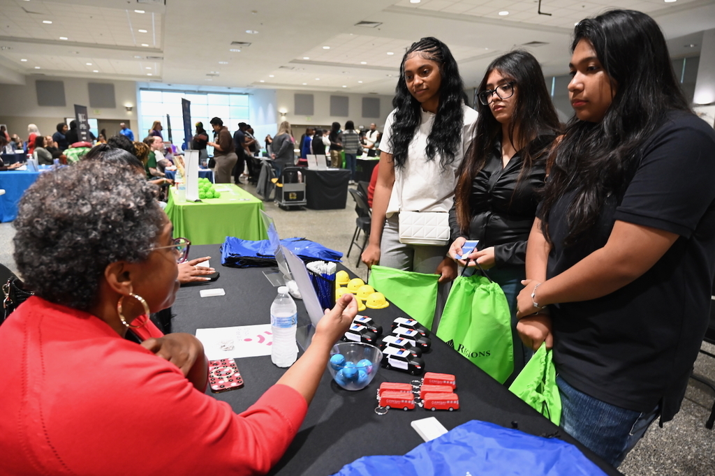 High school seniors met with prospective employers today at Boutwell Auditorium during our annual Senior Hiring Fair! #SuccessStartsHere 🧑🏽‍🎓👷🏾👮🏿‍♀️👩🏽‍🏫🧑🏼‍🏭👨🏻‍🔧👩🏽‍🚒