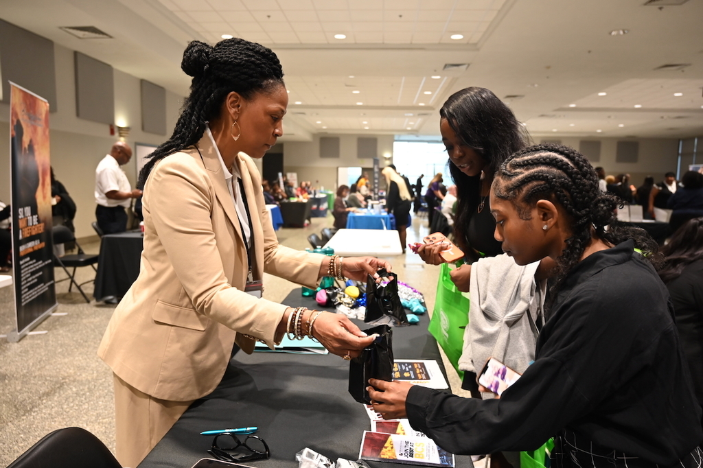 High school seniors met with prospective employers today at Boutwell Auditorium during our annual Senior Hiring Fair! #SuccessStartsHere 🧑🏽‍🎓👷🏾👮🏿‍♀️👩🏽‍🏫🧑🏼‍🏭👨🏻‍🔧👩🏽‍🚒